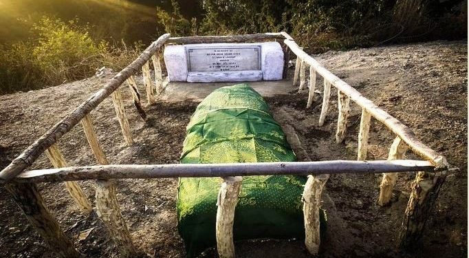 যুদ্ধের বদলে সম্প্রীতি! সসম্মানে পাক সৈনিকের ক্ষতিগ্রস্থ কবর পুনরুদ্ধার করল ভারতীয় সেনা!