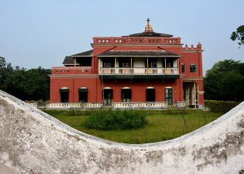 রবীন্দ্রনাথের স্মৃতি আগলাচ্ছে শিলাইদহের সেই কুঠিবাড়ি, যার পোশাকি নাম ‘টেগোর লজ’!
