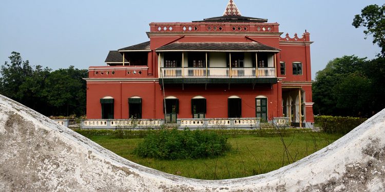 রবীন্দ্রনাথের স্মৃতি আগলাচ্ছে শিলাইদহের সেই কুঠিবাড়ি, যার পোশাকি নাম ‘টেগোর লজ’!