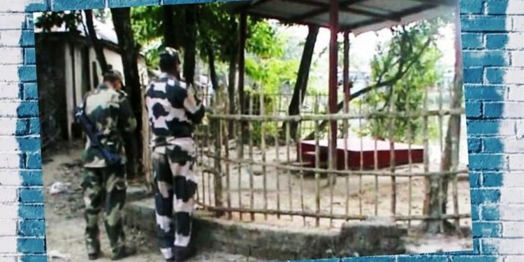 সীমান্তের এই গ্রামে কালী পুজোর যাবতীয় দায়িত্বে থাকেন মুসলিমরা, সঙ্গ দেন দুই বাংলার সেনারাও!