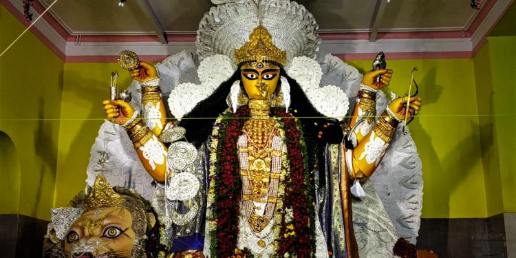 সুন্দরীর দিক থেকে চোখ ফেরানো দায়! কৃষ্ণনগরবাসীর আবেগের আরেক নাম বুড়িমা