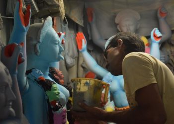 দরজায় কড়া নাড়ছে কালী পুজো, কিন্তু অতিমারী পরিস্থিতিতে কেমন আছে কুমোরটুলি?