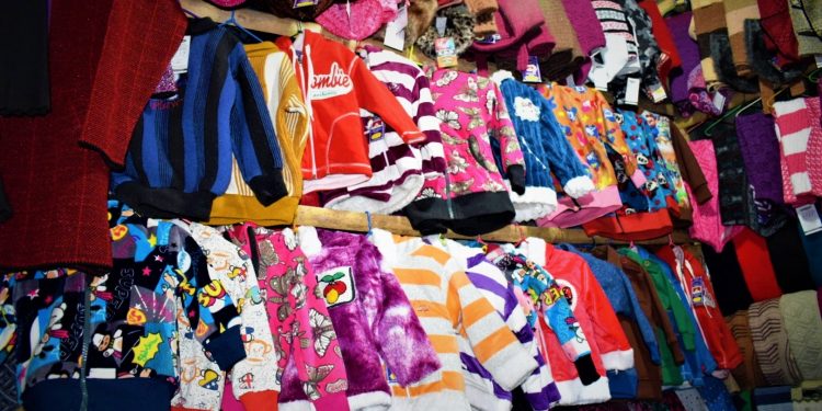 দরজায় কড়া নাড়ছে শীত, রাজ্যে লক্ষ্মী লাভের মুখ দেখছেন শীতবস্ত্র থেকে ‘স্ট্রিট-ফুড’ ব্যবসায়ীরাও!