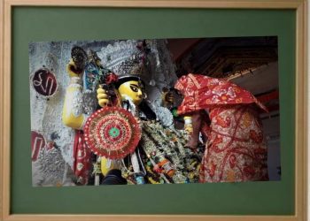 এই জগদ্ধাত্রী পুজোয় বিসর্জনের দিনে শাড়ি পরে মা’কে বরণ করেন ছেলেরাই!