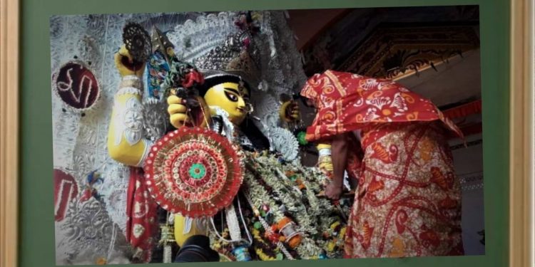 এই জগদ্ধাত্রী পুজোয় বিসর্জনের দিনে শাড়ি পরে মা’কে বরণ করেন ছেলেরাই!