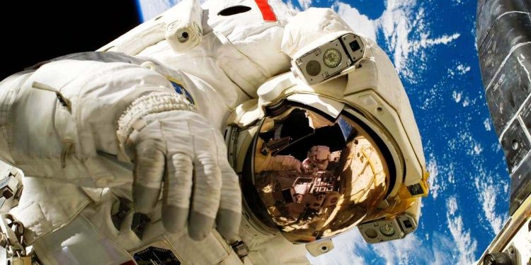 নাসার নভোচারীরা কীভাবে মহাকাশ থেকে দিলেন তাদের ভোট?