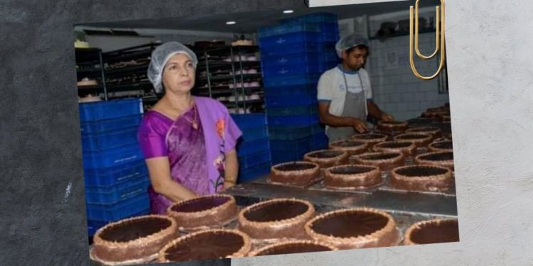 ১৩ বছরের বালিকা-বধূর দাঁতে দাঁত চেপে লড়াই! আজ তাঁরই কেক সাম্রাজ্য ২০০ জনের জীবিকা!