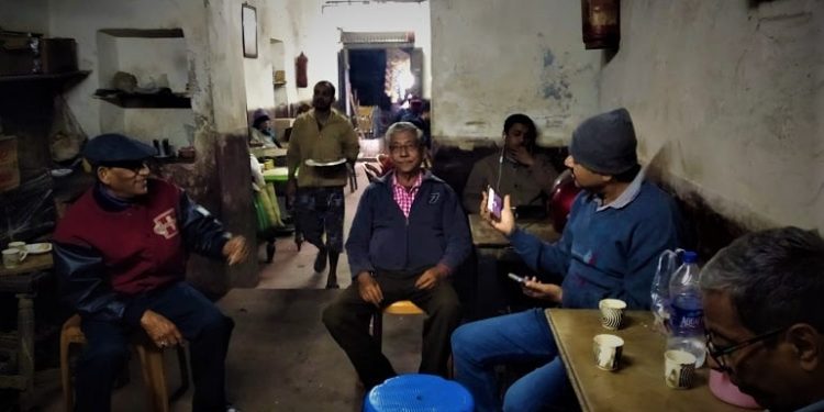 আভিজাত্যের ক্যাফে আজও ছাপিয়ে যেতে পারেনি ঐতিহ্য মাখা ফেভারিট কেবিনকে!