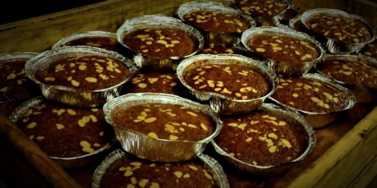 ৯০ বছরের পুরনো বেকারিতে আজও ওভেনে নয়, কাঠ কয়লার উনুনেই বানানো হয় কেক!