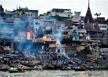 দিল্লি নয়, বিষাক্ত বায়ুর কবলে এবার বারাণসী! কাঠগড়ায় সেই গঙ্গা দূষণ