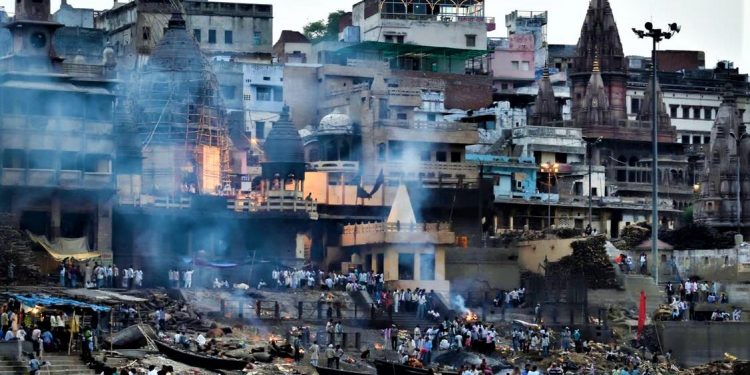 দিল্লি নয়, বিষাক্ত বায়ুর কবলে এবার বারাণসী! কাঠগড়ায় সেই গঙ্গা দূষণ