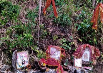 জঙ্গলের মধ্যেই চলছে শিবের আরাধনা যুগ যুগ ধরে! বাংলার সেই পাহাড়ী গ্রামে এলেই দেখা মিলবে তার!