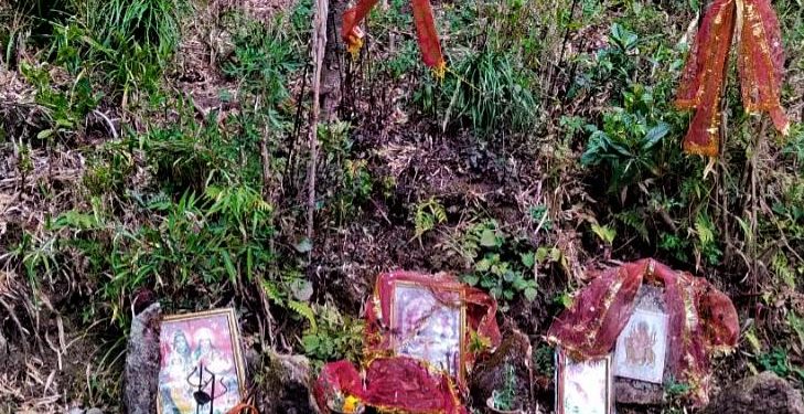 জঙ্গলের মধ্যেই চলছে শিবের আরাধনা যুগ যুগ ধরে! বাংলার সেই পাহাড়ী গ্রামে এলেই দেখা মিলবে তার!