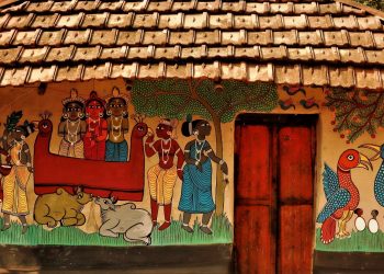 প্রতিদিনই সাজতে ভালোবাসে খোয়াব গাঁ। তার মাটিলেপা দেওয়ালটাই যেন এক ফাঁকা ক্যানভাস!