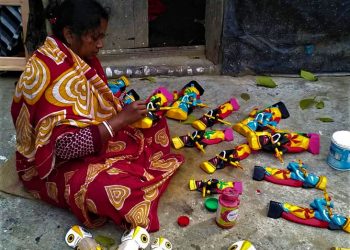 ভিডিও গেমসের যুগেও কাঠের পুতুলে ছেয়ে এই গ্রাম! বাংলার লোক শিল্পে আজও মোহিত বিশ্ববাসী