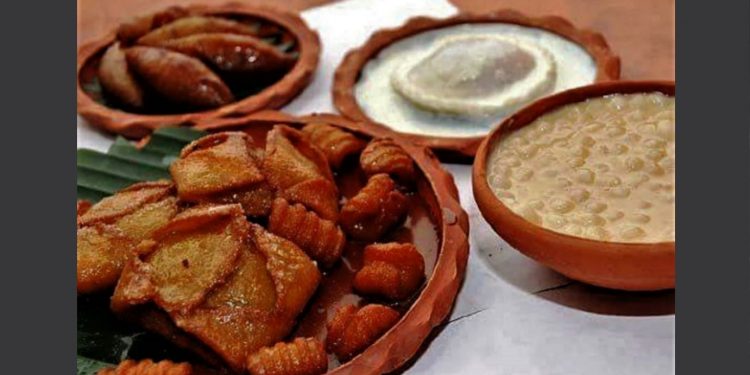 মৃদু শীতের মরসুমে এখন পিঠে পুলির গন্ধ, পৌষের হাওয়ায় হাওয়ায় যেন তারই আমেজ