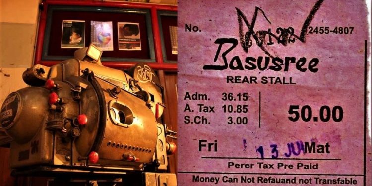 একদা দক্ষিণ কলকাতার আকর্ষণ বিখ্যাত সেই প্রেক্ষাগৃহ হারিয়ে যাচ্ছে কালের স্রোতে!