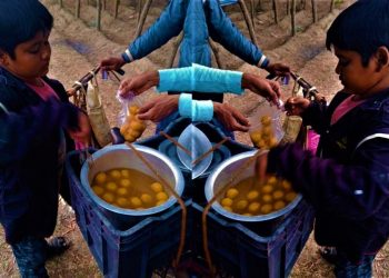 সিনেমার পর্দায় নয়, বরং বাস্তবের মাটিতেই রসগোল্লা ফেরি করছে ক্লাস সেভেনের ছাত্র!