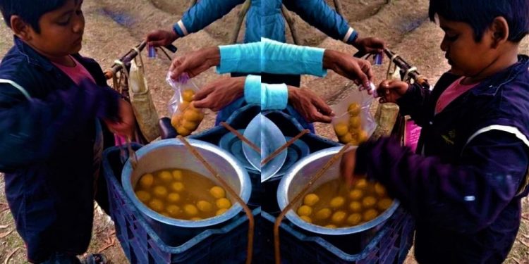 সিনেমার পর্দায় নয়, বরং বাস্তবের মাটিতেই রসগোল্লা ফেরি করছে ক্লাস সেভেনের ছাত্র!