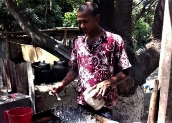 এক টাকার চা-ই মাত করেছে এলাকাবাসীর মন! কাতারে কাতারে ভিড় জমছে গুমটিতে