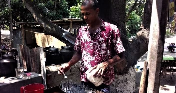 এক টাকার চা-ই মাত করেছে এলাকাবাসীর মন! কাতারে কাতারে ভিড় জমছে গুমটিতে