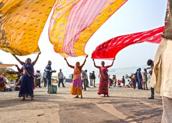 বিবর্তনের টাইম মেশিনে পাড়ি দিয়ে শাড়ি কীভাবে হল নারীর ‘ফ্যাশন আইকন’?