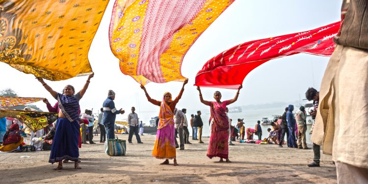 বিবর্তনের টাইম মেশিনে পাড়ি দিয়ে শাড়ি কীভাবে হল নারীর ‘ফ্যাশন আইকন’?