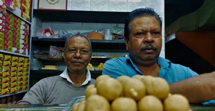 তিন টাকার সন্দেশেই কেষ্টবিষ্টুদের টেক্কা দিচ্ছে উঃ কলকাতার মিষ্টির দোকান!