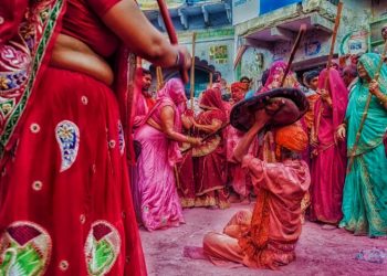 ‘লাঠমার’, এ যেন এক অন্য ব্রজ ধাম! হোলিতে মহিলারা লাঠি দিয়ে মারেন পুরুষদের