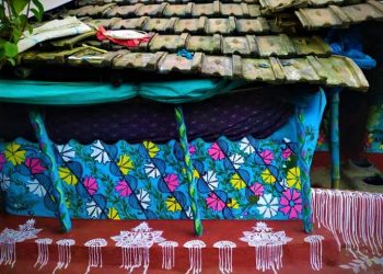 তেভাগা আন্দোলনের অন্যতম প্রাণভূমিতে রঙচঙে আলপনাই গ্রামের অলঙ্কার!