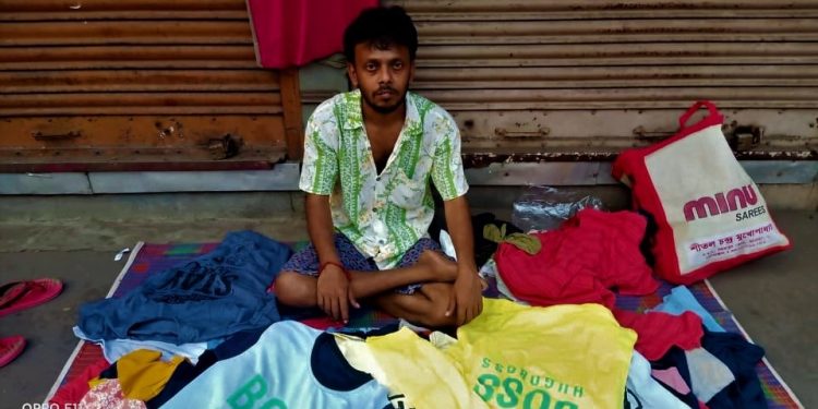 সিধু থেকে রূপঙ্কর গেয়েছেন যার লেখা গান, সেই বাম্পাই জীবনযুদ্ধের ফুটপাথে বেচছেন জামা!