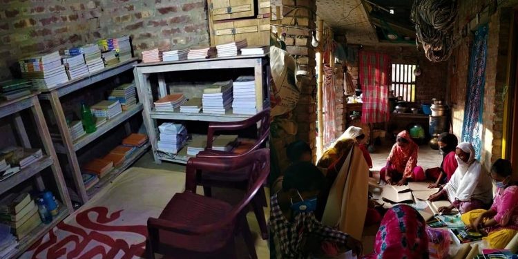 ধর্মের ওপর শিক্ষার জয়, রাতারাতি রাহিলার বাড়ির তাক হয়ে উঠল আস্ত লাইব্রেরী!