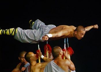 গল্প হলেও সত্যি! ডানা ছাড়াই শূন্যে উড়তে পারেন চিনের এই বৌদ্ধ সন্ন্যাসীরা