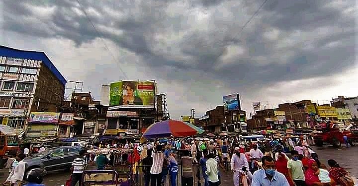 পরিস্থিতির টাইট বোলিং! মালদার ঈদের বাজার স্লগ ওভারে মারল বাউন্ডারি!
