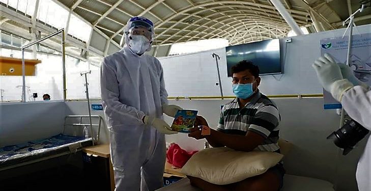 হাসপাতালেই লাইব্রেরি, ভাইরাসকে হারাতে ভরসা এখন বই!