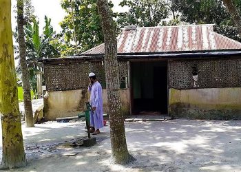 মন কাঁটা তার মানে না! দুই বাংলার মানুষ নামাজ পড়ছেন সীমান্তের একই মসজিদে!