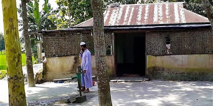 মন কাঁটা তার মানে না! দুই বাংলার মানুষ নামাজ পড়ছেন সীমান্তের একই মসজিদে!