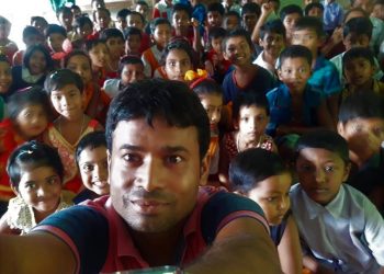 লাগবে না গুরুদক্ষিণা, পড়ানোর পাশাপাশি তিনি তুলে দিচ্ছেন শিক্ষা সামগ্রী!