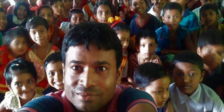 লাগবে না গুরুদক্ষিণা, পড়ানোর পাশাপাশি তিনি তুলে দিচ্ছেন শিক্ষা সামগ্রী!