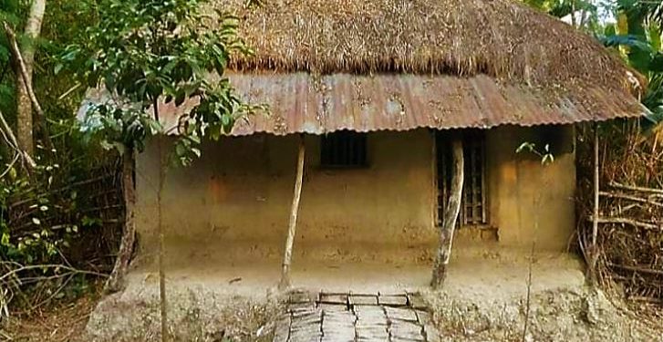 স্মার্ট ফোনের যুগেও সুন্দরবনে দিব্যি বেঁচে মাটির তৈরি ডাকঘর!