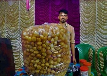 কাঁধে পরিবারের দায়িত্ব! তাই ফুচকা হোম ডেলিভারির সিদ্ধান্ত গ্র্যাজুয়েট রাজেশের