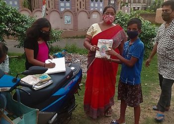 স্কুল বন্ধেও দুর্গাপুরে পাড়ায় ঘুরছে চলন্ত লাইব্রেরী! শিক্ষায় ছেদ পড়েনি একটুও