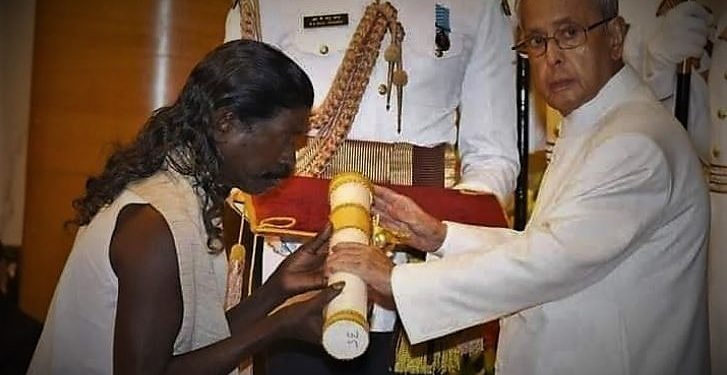 গুমটি থেকে রাষ্ট্রপতি পুরস্কারের দরজা, সাহিত্য জগতের চমক কবি হলধর