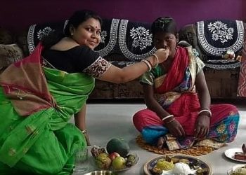 অন্তঃসত্ত্বা পরিচারিকার সাধ ভক্ষণ অনুষ্ঠান, সে যেন পরিবারেরই সদস্যা!