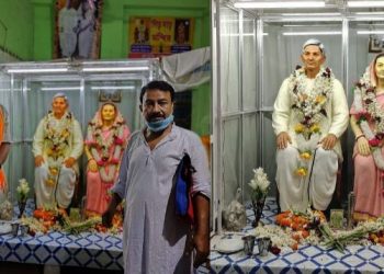 মন্দিরের গর্ভগৃহে স্বর্গীয় মা-বাবার মূর্তি! স্মৃতি আগলে বাঁচার অনন্য দৃষ্টান্ত