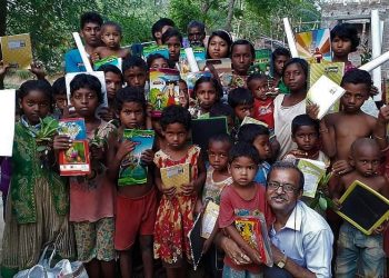 তিনি ‘চকোলেট দাদু’! দেখনদারির জমানায় দল বা এনজিও ছাড়াই মগ্ন সেবায়!