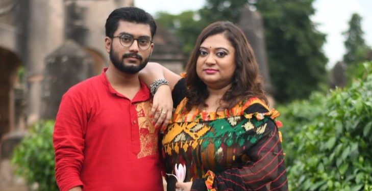 পোশাকে আঁকা যেন গল্প! নতুনত্ব নিয়েই বাংলা দাপাচ্ছে মুর্শিদাবাদী বুটিক কৈরভী