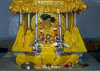 হাতির পিঠে চাপানো মদনমোহন দেবের রথযাত্রায় মহামারীতে ভরসা মোটরগাড়িই