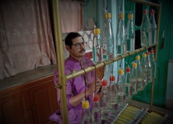 যন্ত্রসঙ্গীত শিল্পীর হাতের যাদুতে কাঁচ-টালি-বোতল-টাইলস হয়ে উঠল বাদ্যযন্ত্র!