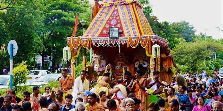 কলকাতার যে জগন্নাথের রথের দড়ি মানুষকে বাঁধে সম্প্রীতির বাঁধনে!